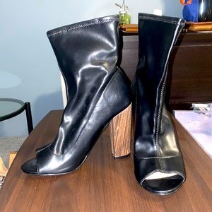 Size 10 black pleather JustFab block heel with wood veneer